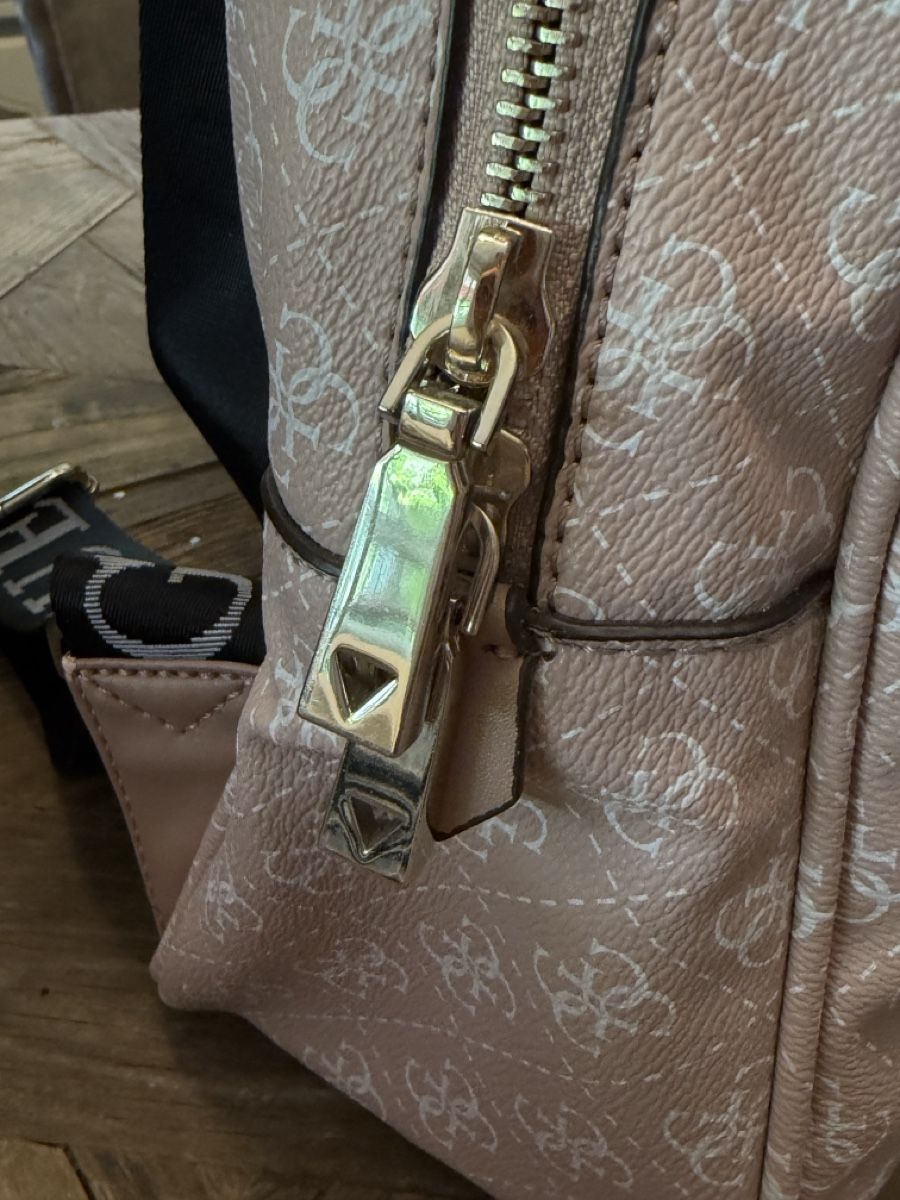 Guess Zaini: Guess Rucksack rosa schwarz – Usato da Fehraltorf venduto da Erdo81 2