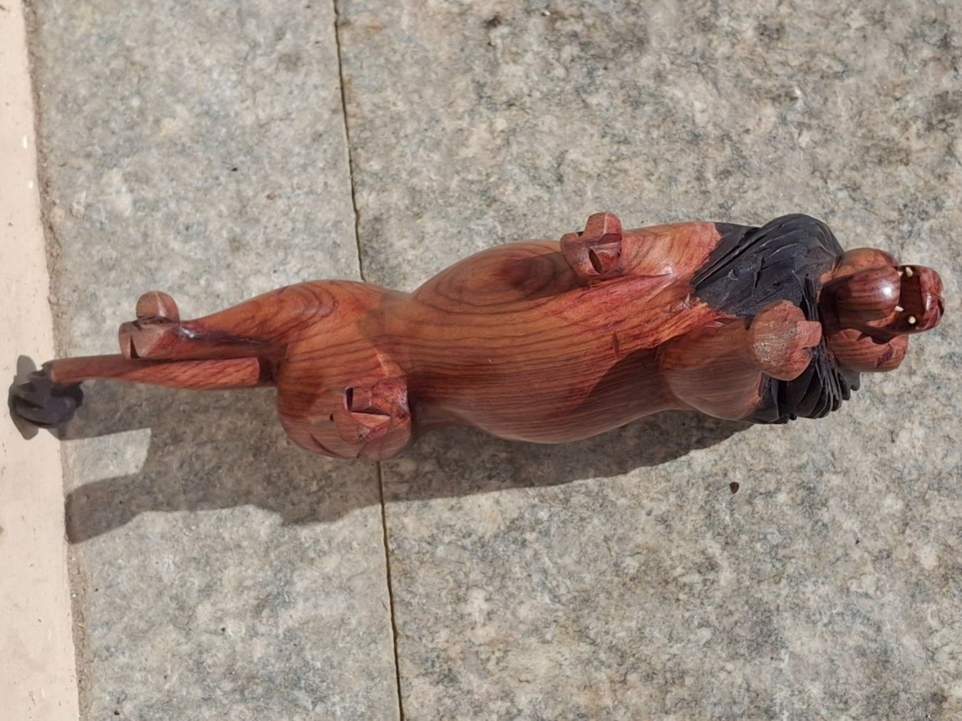Statuette: Handgeschnitzte Löwenfigur mit Knochenzähne aus Holz, 28 cm – Usato da Münchenbuchsee venduto da babilibern 6