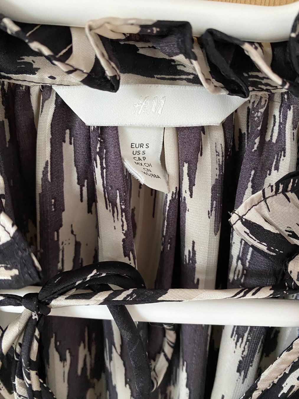 H&M Camicette: Bluse H&M schwarz-weiss gemustert Grösse S – Usato da Balgach venduto da liv_s9xj 1