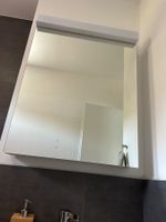 Spiegelschrank mit Beleuchtung und Steckdose