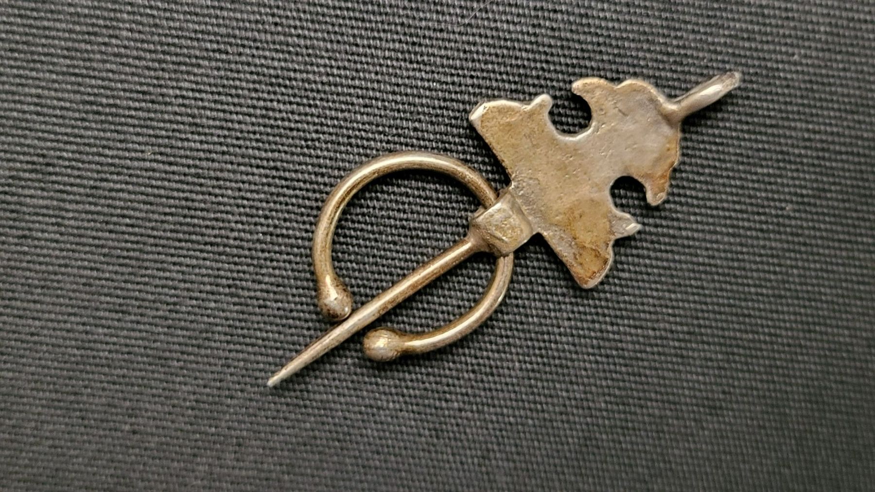 Anhänger: Kleider-Fibel – Gebraucht aus Basel von spinne02 4
