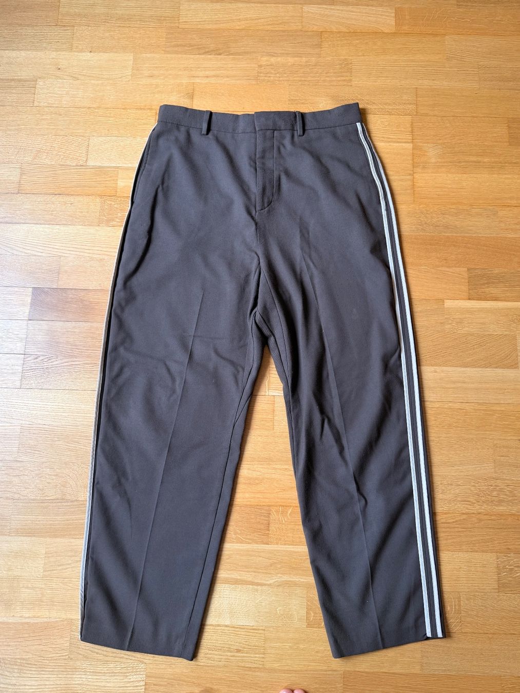 Pantaloni: Braune Stoffhose mit Seitenstreifen – Usato da Zürich venduto da Basilou98 4