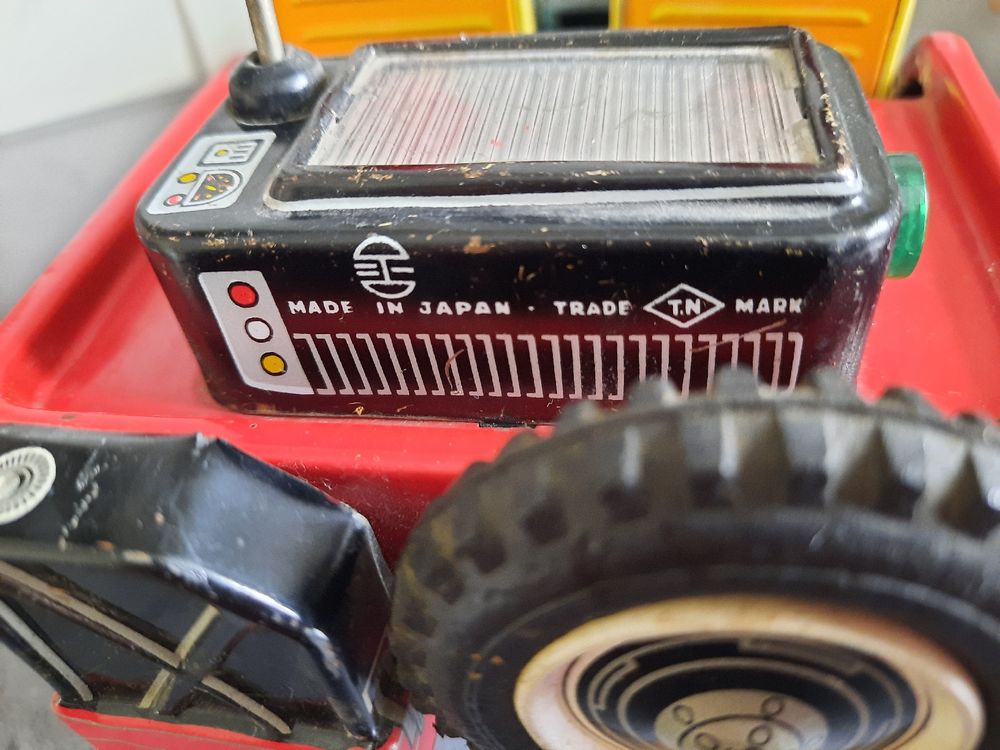 MADE IN JAPAN 1960. FD NAMURA, JEEP de POMPIER, en TÔLE. 4