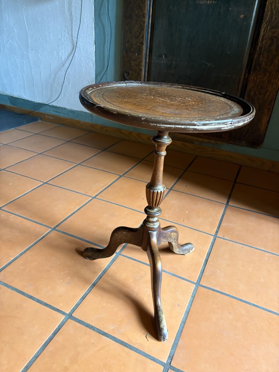 Tables: Teetischchen, leder. Table à thé ancienne cuir décoré – D'occasion à Erlenbach i. S. par yap_q8tb 4