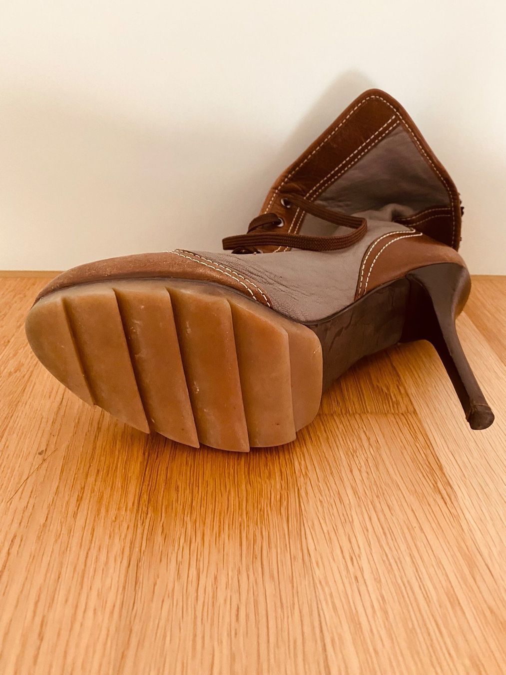 Scarpe da donna: ANKLE BOOTS BY BCBGMAXAZRIA – Usato da Walchwil venduto da Finibaci 2