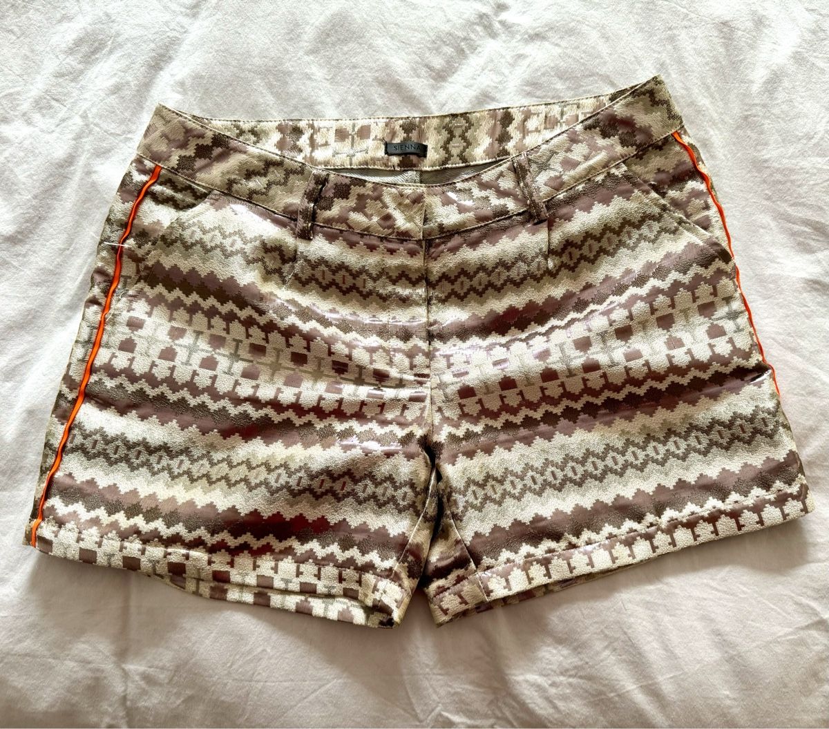 Pantaloni: Kurze Hose mit Glitzereffekt, Grösse 38 – Nuovo (secondo la descrizione) da Amriswil venduto da Apfelfreak