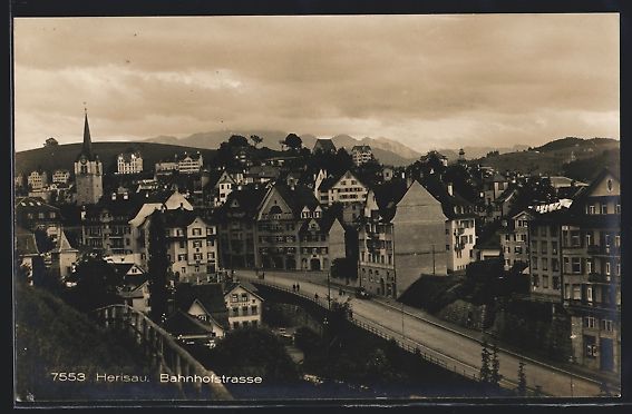 Cartoline postali: AK Herisau, Bahnhofstrasse mit Passanten – Usato da Berlin venduto da bartko-reher