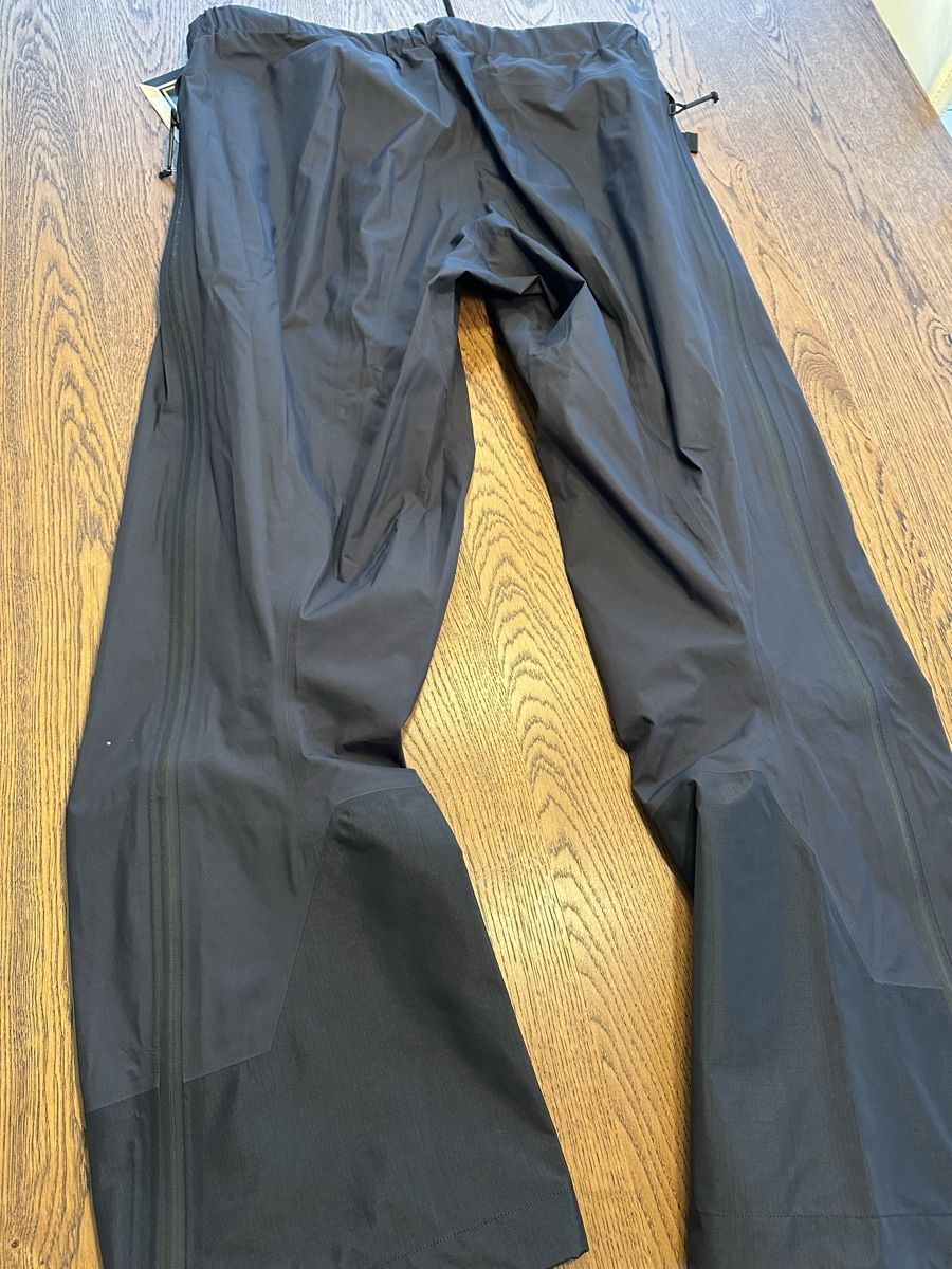 Arcteryx Pantaloni: ARC'TERYX ALPHA PANT LT MEN'S - BLACK – Nuovo e nell'imballaggio originale da Zeiningen venduto da scroll 2