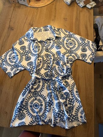 Sommerliches Blusenoverall mit blauem Muster, Grösse s