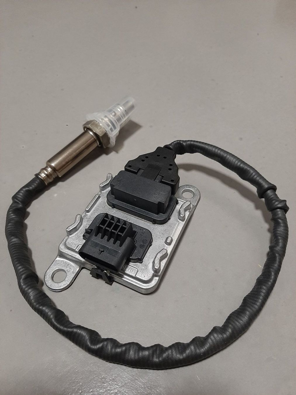 Mercedes-Benz Tutti pezzi di ricambio auto: Mercedes-Benz 220D NOx Sensor A0009050914 – Nuovo e nell'imballaggio originale da Wald ZH venduto da Gregor083