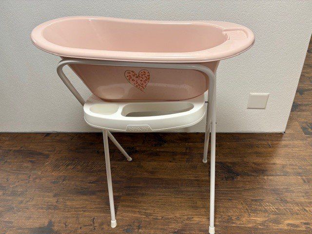 Vasche da bagno: Babybadewanne mit Gestell rosa – Usato da Rütschelen venduto da Rotkorn