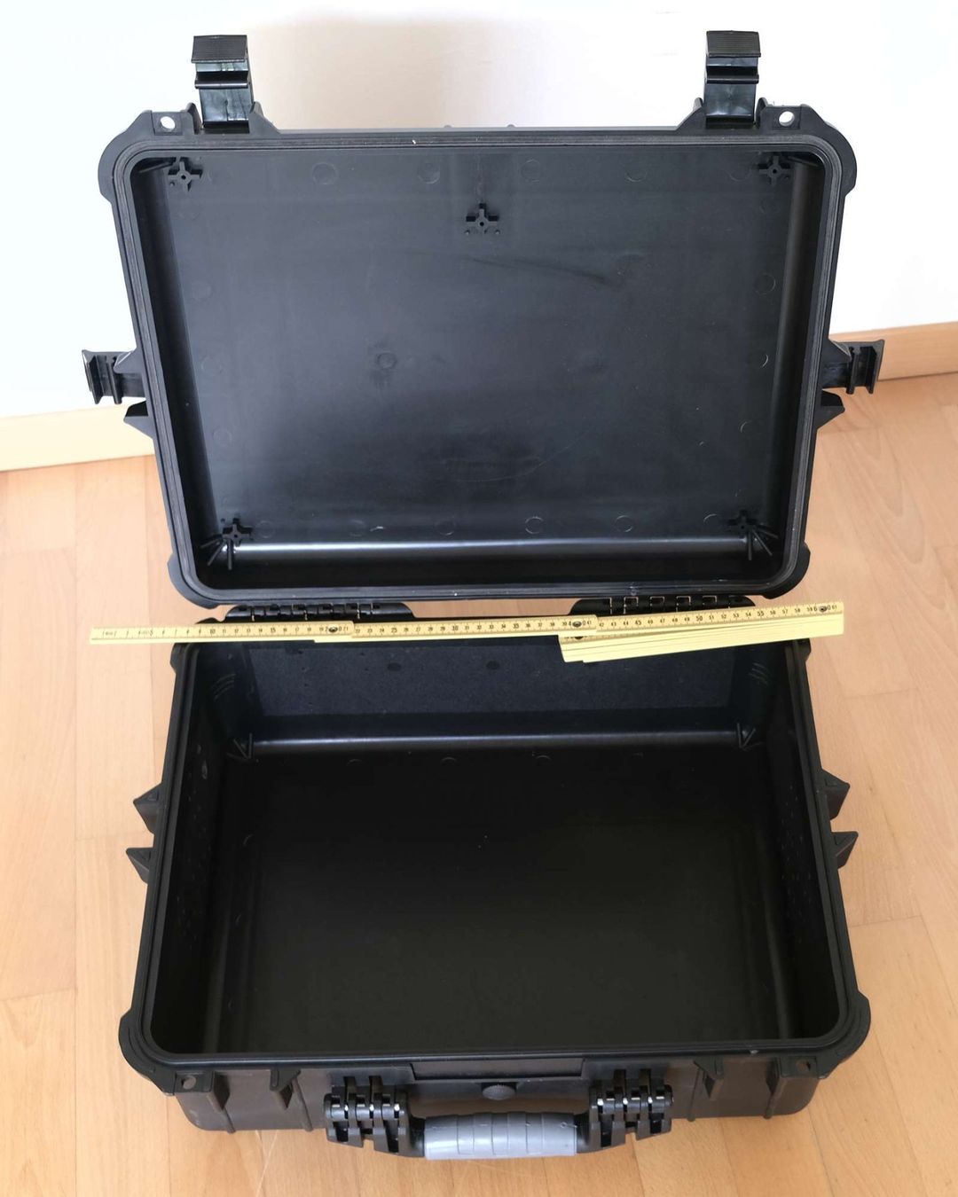 Valigie: Robuster Outdoor-Koffer aus Kunststoff – Usato da Stäfa venduto da cka_5r5z 4
