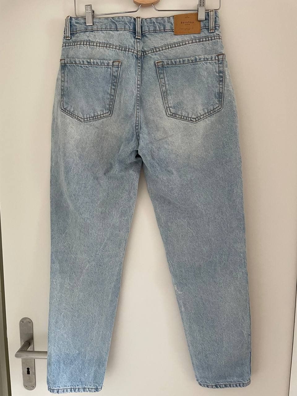 Bershka Jeans: Bershka Mom Jeans mit Rissen – Usato da Adliswil venduto da N3er4 1
