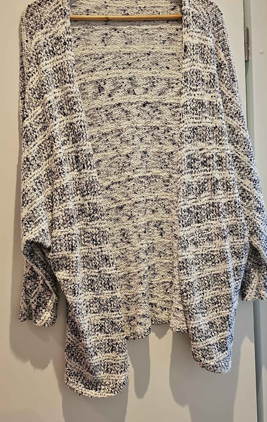 Jacken: Black & White Knit Cardigan – Gebraucht aus Ostermundigen von gar_lv2x