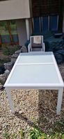 Grande table en verre pour votre terrasse.