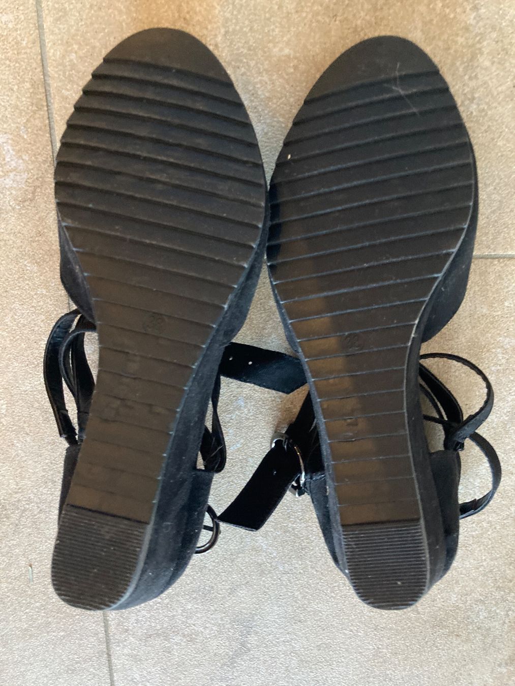 Graceland Scarpe da donna: Schwarze Sommerschuhe mit Keilabsatz, Grösse 38 – Usato da Gelterkinden venduto da froggy80 2