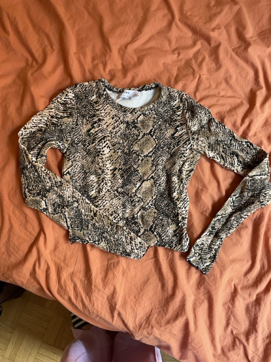 Bershka Top: Langarmshirt/Top, Schlangenmuster Schlangen Optik, Gr. S – Nuovo (secondo la descrizione) da Zürich venduto da Carlajimena