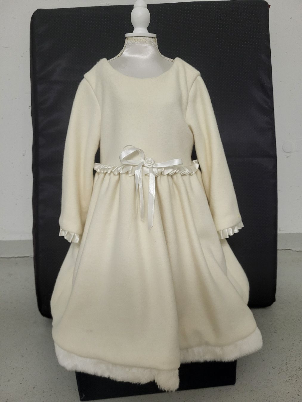 Vestiti & Gonne: Creme Winterkleid Kind – Nuovo (secondo la descrizione) da Volketswil venduto da Pickles