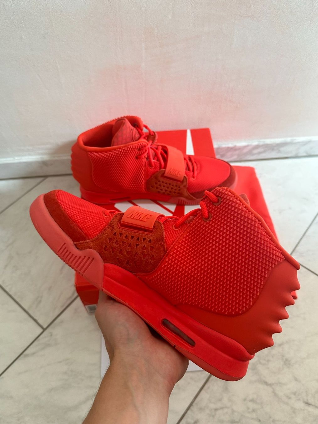 Nike Scarpe da uomo: Nike Air Yeezy 2 SP Red October Authentic Deadstock US 13 – Nuovo (secondo la descrizione) da Zürich venduto da maruos 4