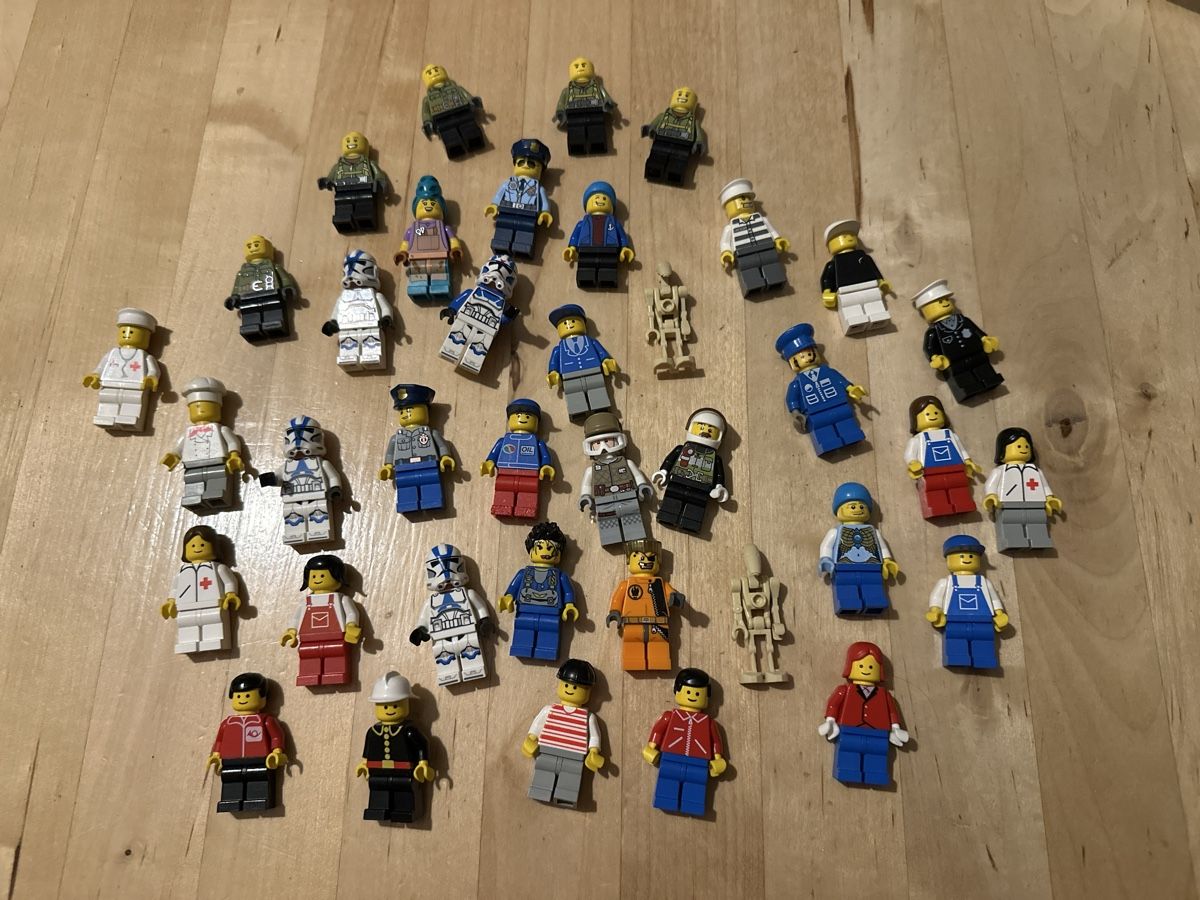 Lego Statuette: 38 LEGO Minifiguren Konvolut – Usato da Grosswangen venduto da Yafuda