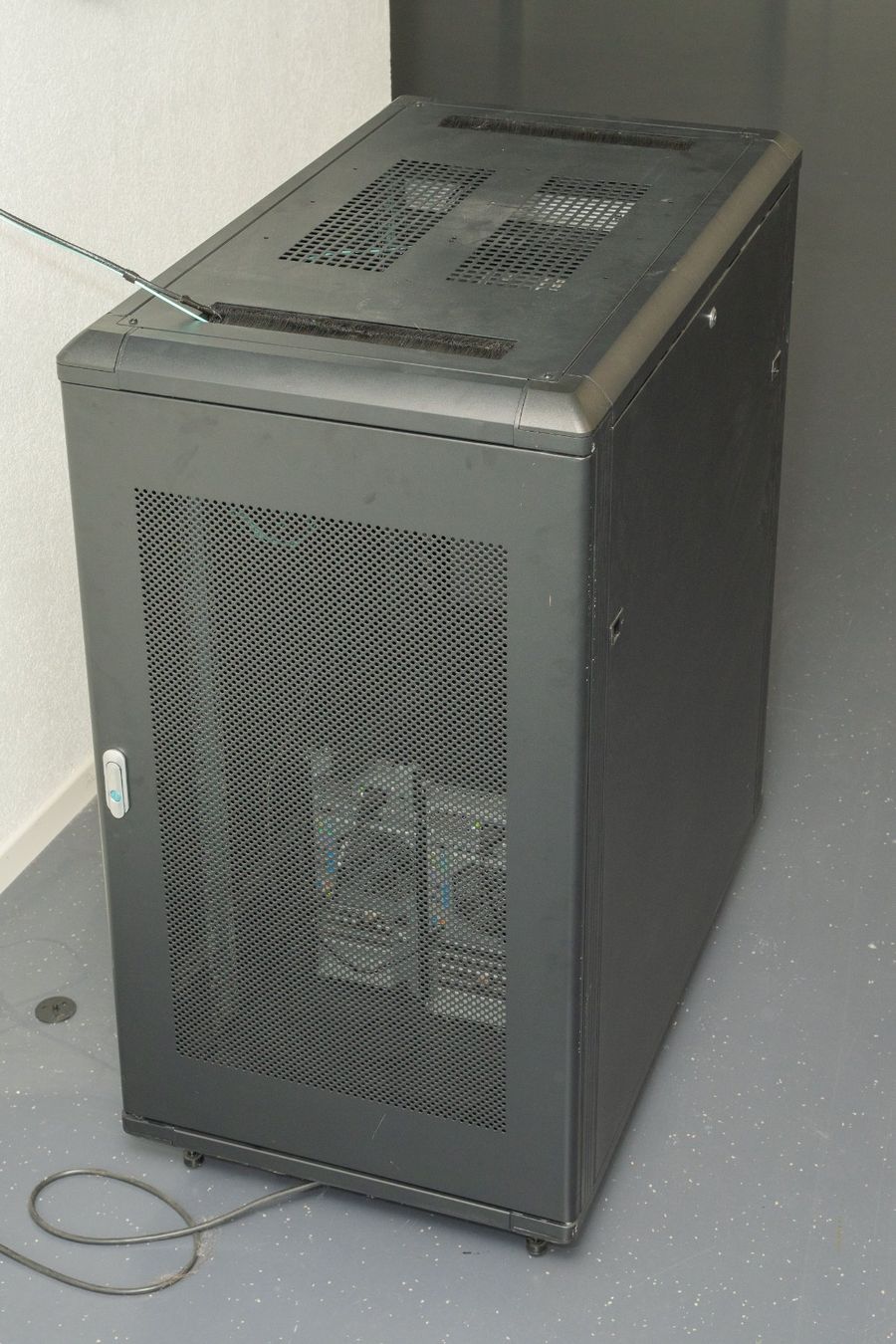 Racks & Cavalletti: StarTech 22U 36" Server Rack Cabinet / Schrank – Usato da Dietlikon venduto da phi_j5l6 4