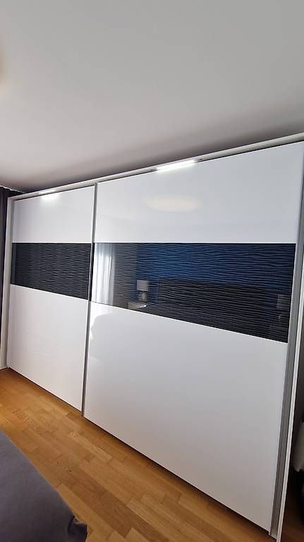Armoires: Moderner Schlafzimmerschrank – D'occasion à Sisseln AG par Andreas.Wa
