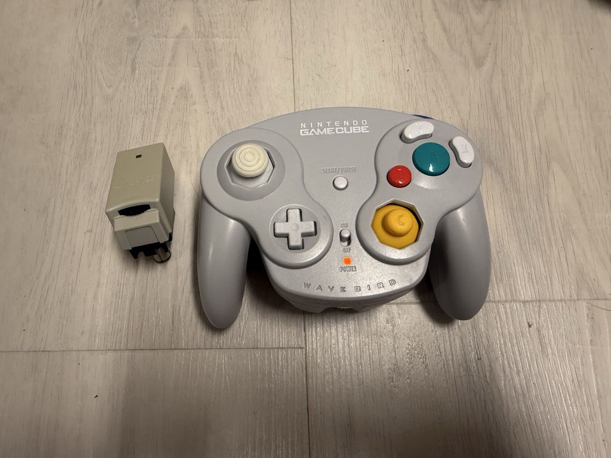 Nintendo Manettes: Nintendo GameCube WaveBird Controller + Original Empfänger  – D'occasion à Unterengstringen par Birchermuesli63