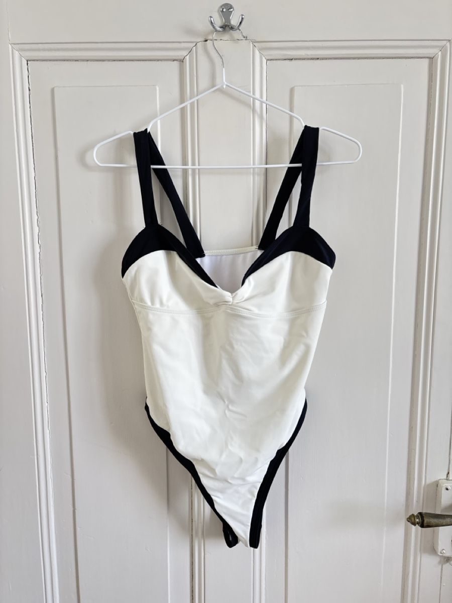 Shein Badekleider & Bikinis: Shein Elegant White Swimsuit - Size M – Neu (gemäss Beschreibung) aus Zollikon von ely.p
