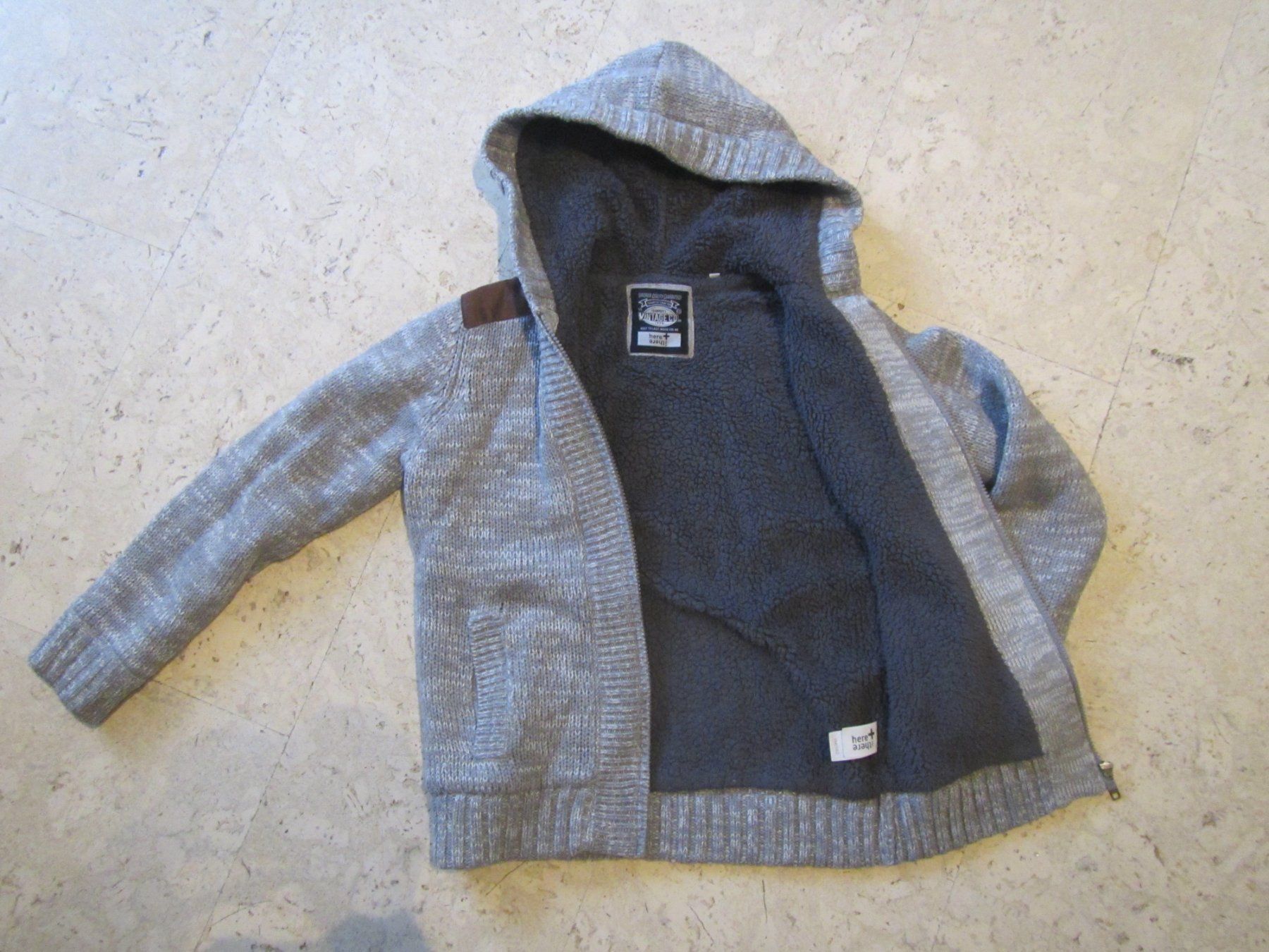 C&A Giacche & Cappotti: Warme Strickjacke 134/140 – Usato da Muri b. Bern venduto da araucaria 1