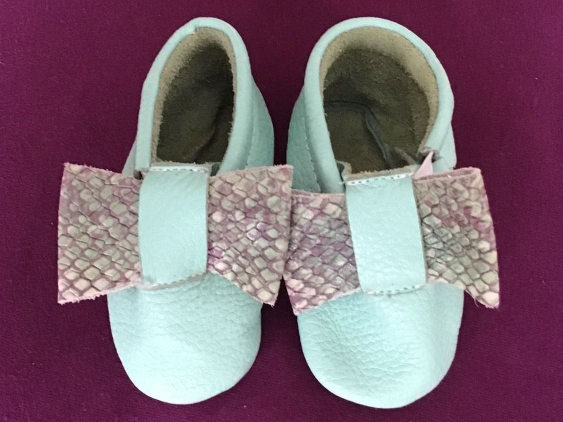 Scarpe per ragazzi: Neue Echt Leder Hausschuhe Gr:19-20 – Nuovo (secondo la descrizione) da Seuzach venduto da Tureda