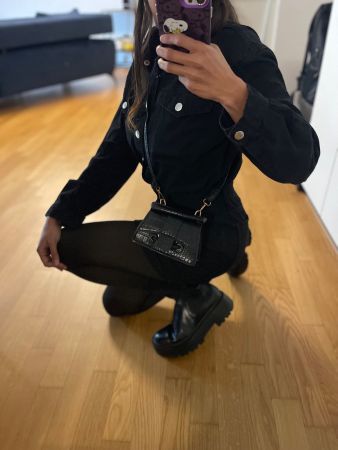 Kleine Handtasche schwarz Krokodiloptik guter Zustand