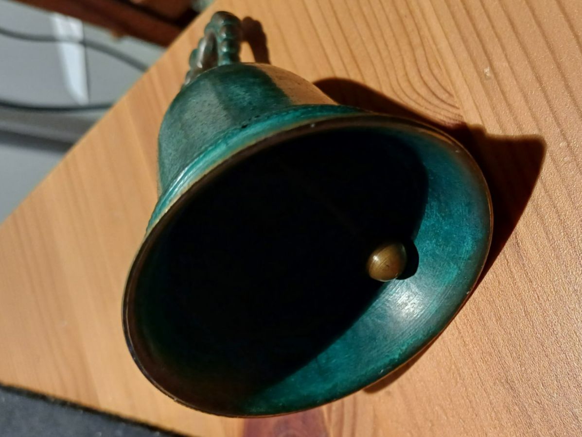 Campanacci mucche: Antike Glocke mit Herz-Griff, Bronze – Usato da Zürich venduto da carolina71 2