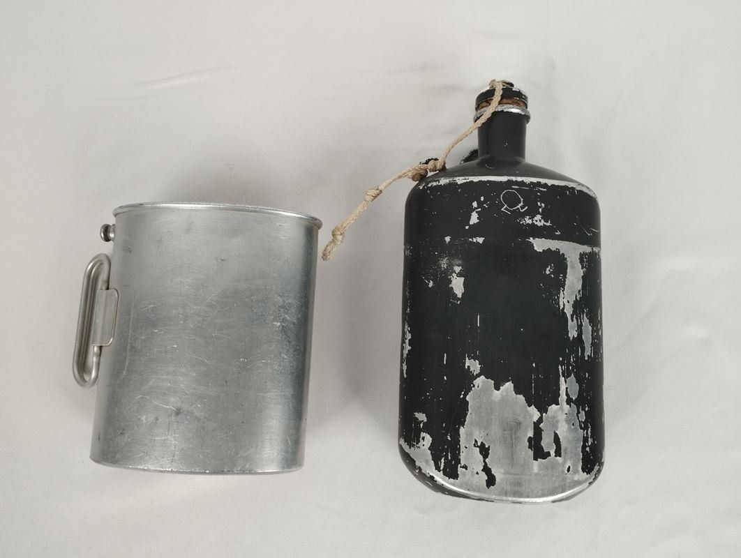 Schweizer Armee Ausrüstung & Ersatzteile: SIGG Schweizer Armee Feldflasche + Trinkbecher – Defekt aus Schübelbach von Restwert_Schubelbach 3