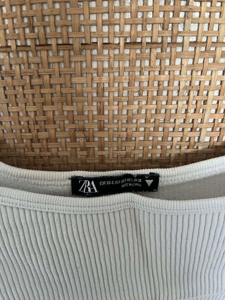 Zara Top: Weißes crop top von Zara – Usato da Zürich venduto da lou_q5l7 1