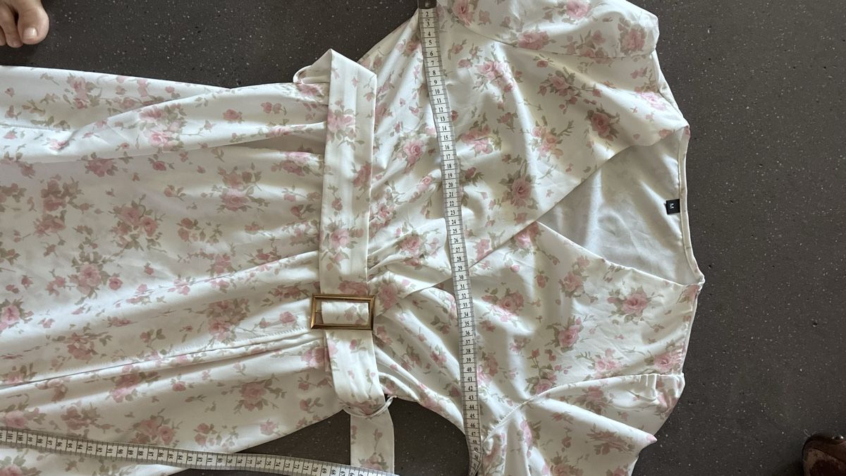Robes: Kleid mit Blumenmuster und Gürtel Langarm Grösse M – Neuf (Voir description) à Bäretswil par Viechel 5