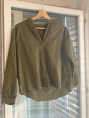 Locker sitzendes Olivgrünes Langarmshirt mit Knöpfen