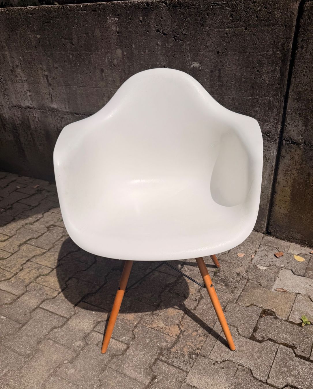 Vitra Sedie: Vitra Eames Plastic Armchair DAW weiss , 2er Set – Usato da Hirschthal venduto da GR7000 5