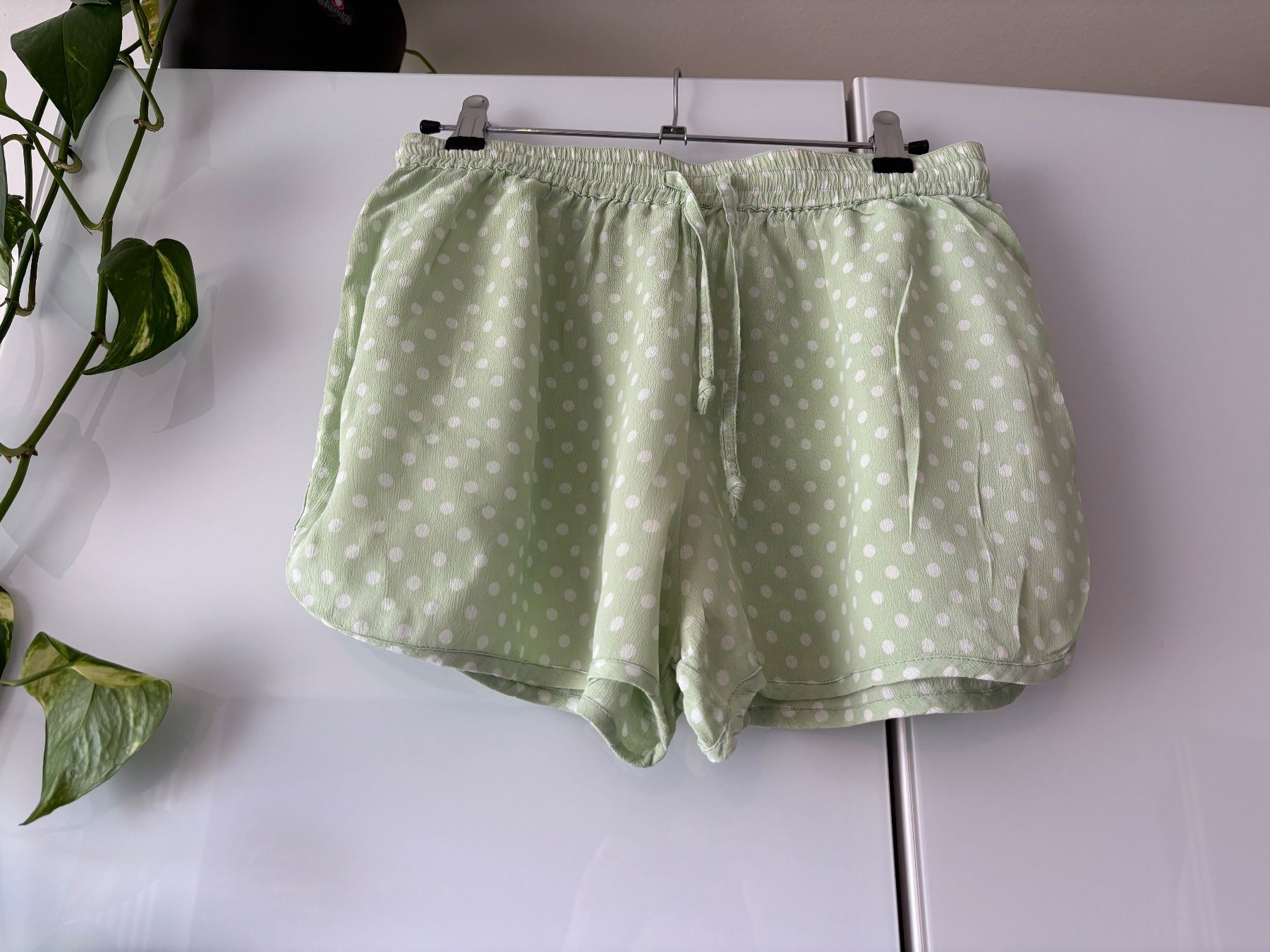 Ganni Pantaloni: GANNI Shorts mit Punkten – Usato da Zürich venduto da missmodernage