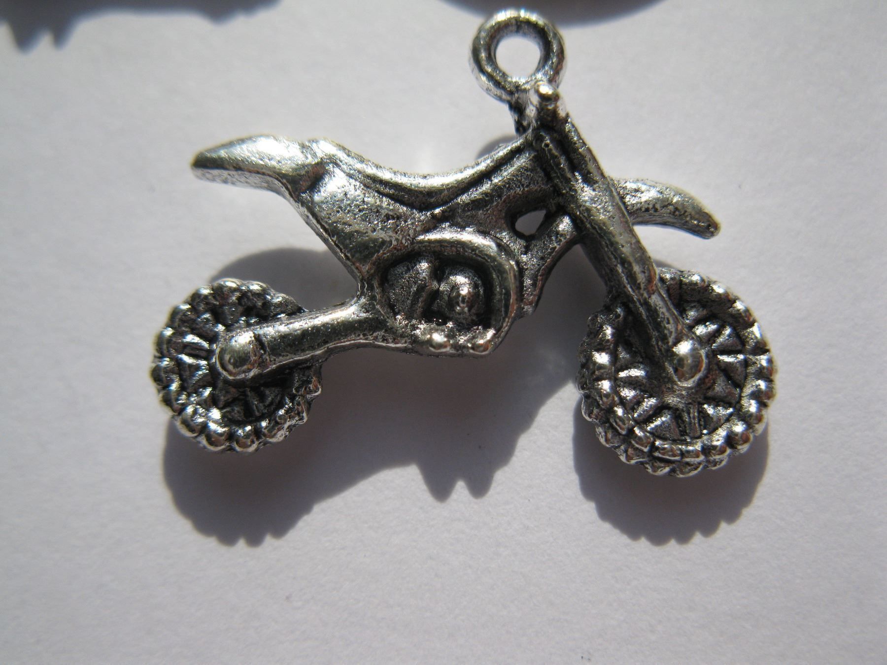 Perle (finte): 6 Anhänger metall, Motorrad – Nuovo e nell'imballaggio originale da St. Margarethen TG venduto da LuanaKa