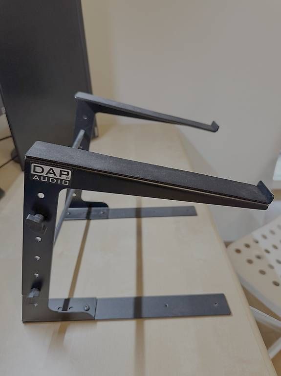Altro in Decorazioni & Accessori: Laptop Ständer, Breite 35cm, Höhe 30cm, Schwarz. – Usato da Luzern venduto da her_8zt9