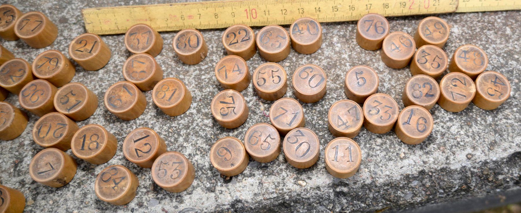Giocattoli: antike HOLZ Fässchen Nummern ca. 2cm breit / 1cm tief – Usato da Pfaffhausen venduto da mono_rec 7