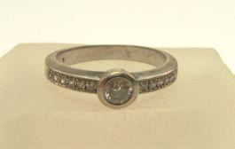 Massiver 925 Silber Fingerring mit 13 weissen Steinchen