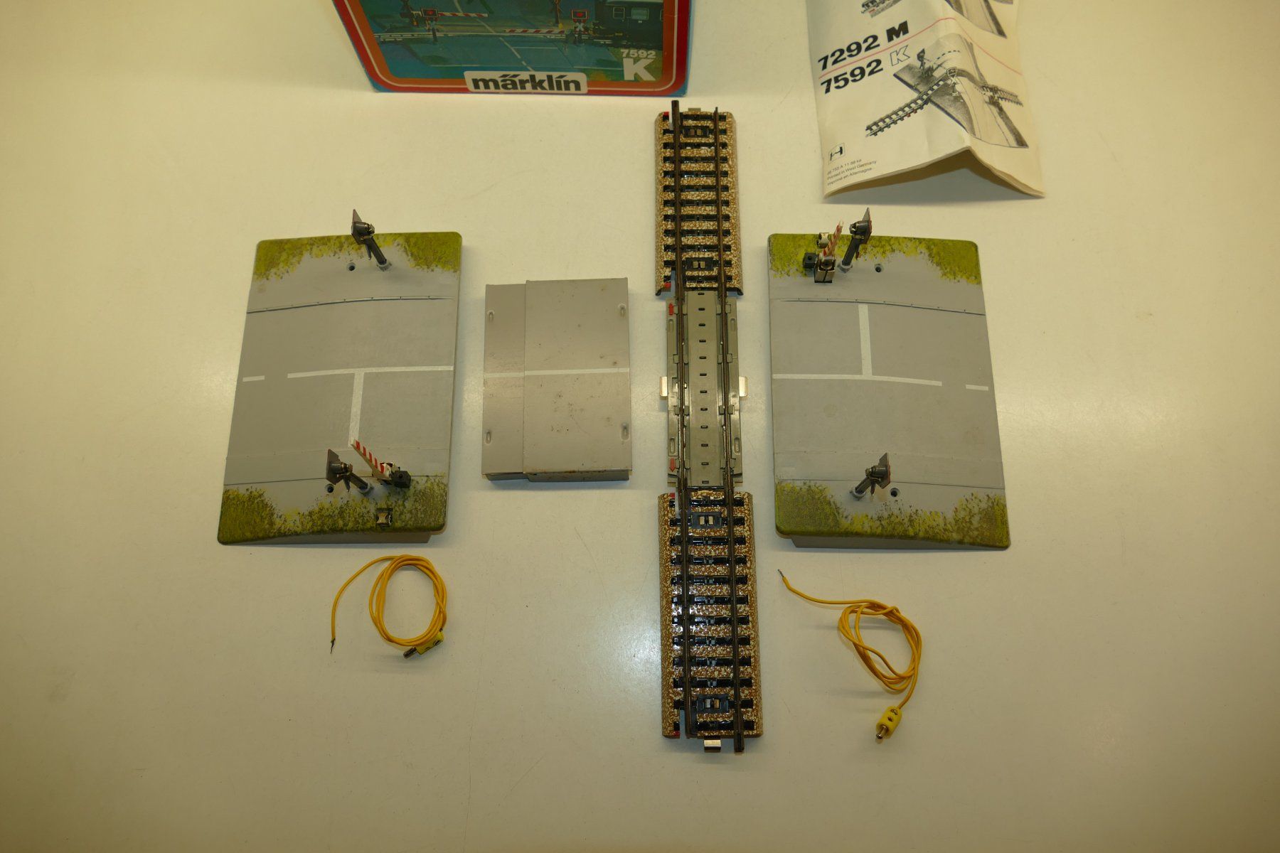 Märklin Modellini di ferrovie: Märklin H0: M-Bahnübergang mit Halbschranke – Usato da Niederhasli venduto da rail-duerst 1