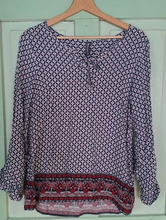 Damen Bluse mit Muster, Grösse M, ideal für den Frühling!