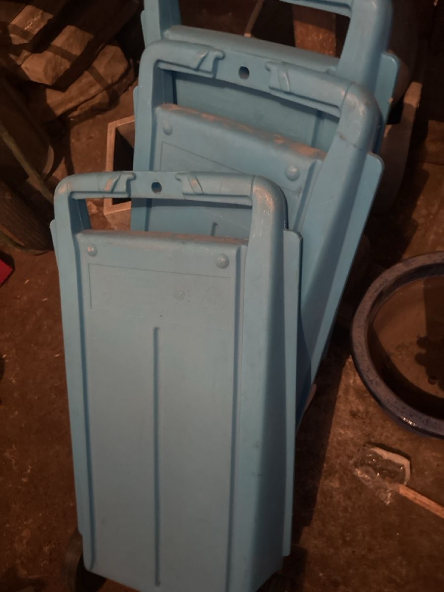 Tutti pezzi di ricambio auto: Diverse abwassertanks – Usato da Langnau i. E. venduto da Acrjl