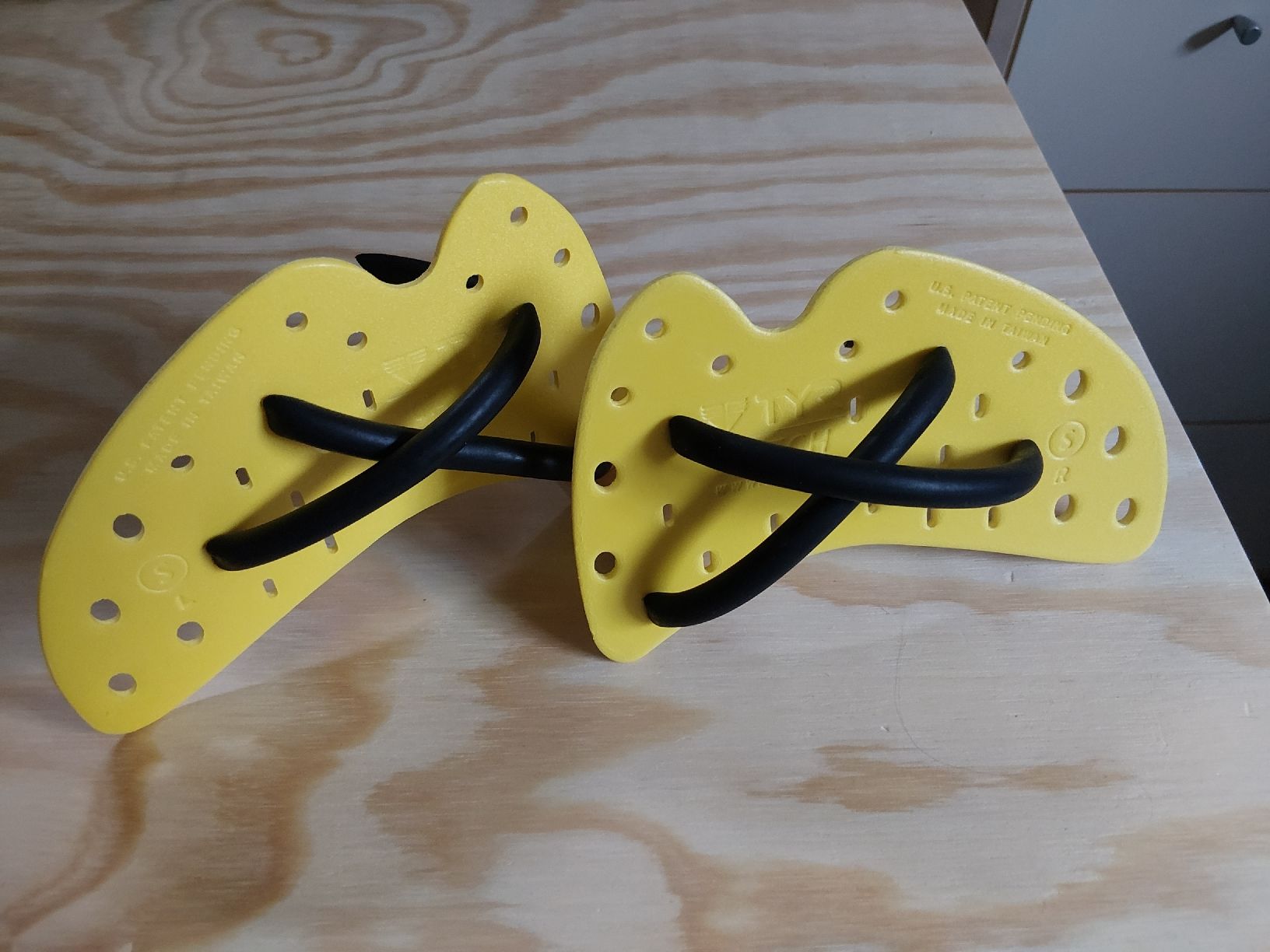 Pinne, Maschere & Boccagli: Tyr Catch Finger Paddles S – Usato da Grolley venduto da Montana78