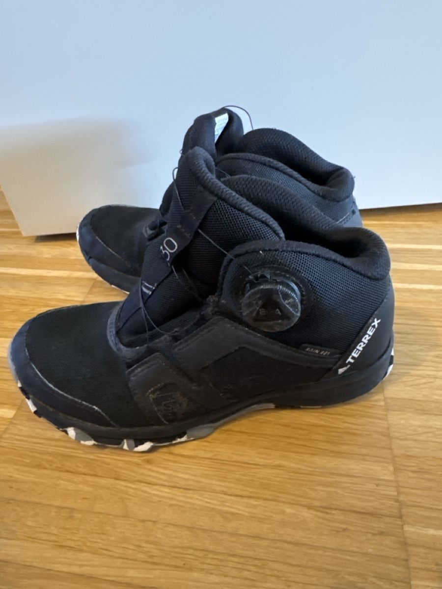 Adidas Schuhe für Jungen: Adidas  – Gebraucht aus Menzingen von Dali2504 1