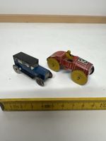 2 kleine Blechautos