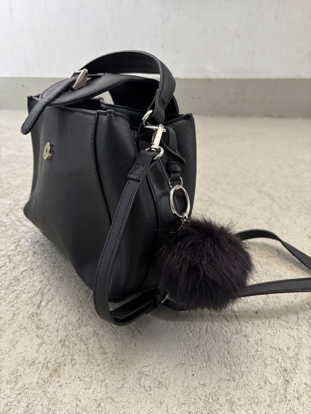 Taschen für Damen: Schwarze Damen Handtasche mit Riemen – Gebraucht aus Sonterswil von VD-Service 3
