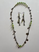 Kette und Ohrringe mit Cowboy-Stiefel-Charms, grüne Glasperl